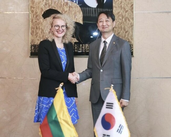 (LEAD) S. Korea, Lithuania discuss ways to bolster economic partnership