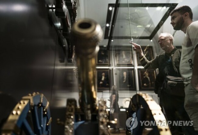 NETHERLANDS MUSEUM EXHIBITS RETURN