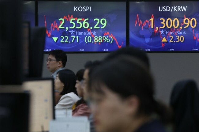 Stocks open lower as rate hike woes heighten