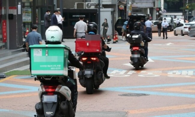 Police begin crackdown on motorcycles on sidewalks