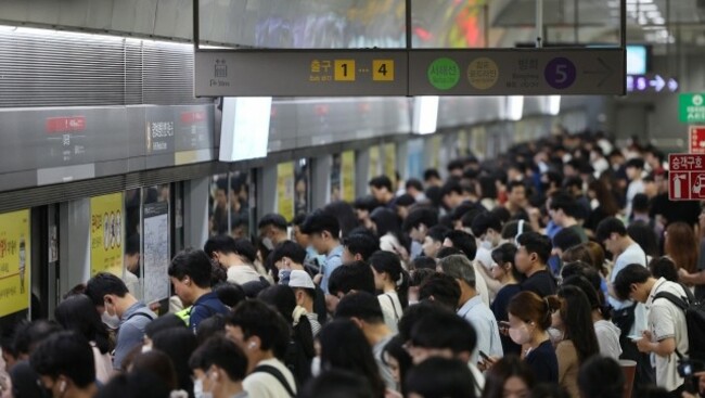 Seoul Metro gives tips on negotiating Cold War in the subway
