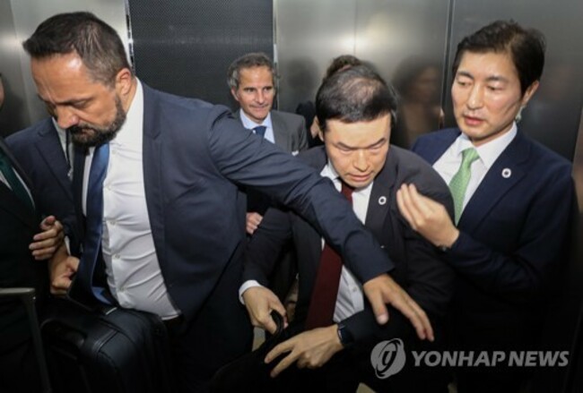 (LEAD) IAEA chief arrives in S. Korea to discuss agency report on Fukushima water discharge