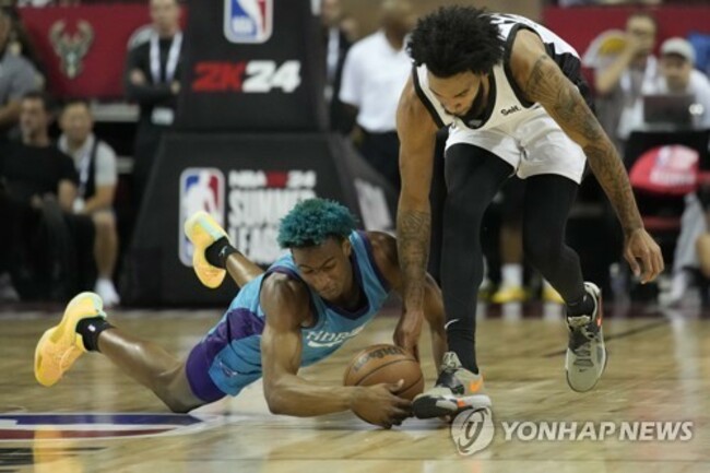 APTOPIX Hornets Spurs Basketball