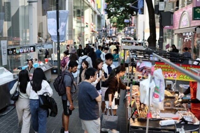Mandatory price labels mulled for Myeong-dong street vendors