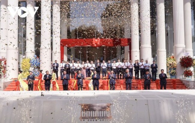 Ho Guom Theater inaugurated in the heart of Hanoi