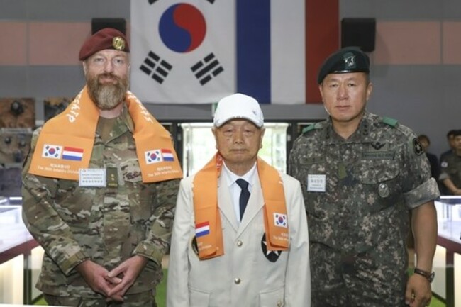 Dutch troops visit S. Korea to mark military unit's participation in Korean War