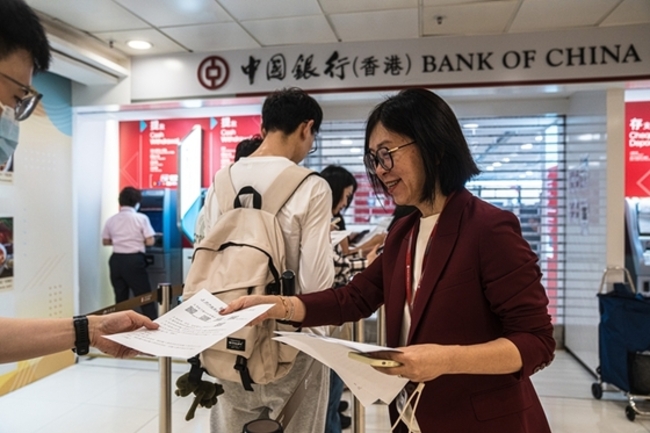 Chinese Mainland Savers Rush to Hong Kong to Capitalize on Higher Returns, Less Risk