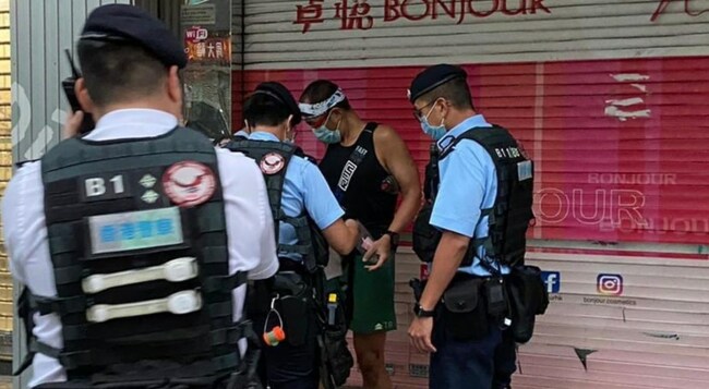 Standard Chartered marathon warns runners over 'political' attire; police force runners to cover 'come on Hong Kong' slogan
