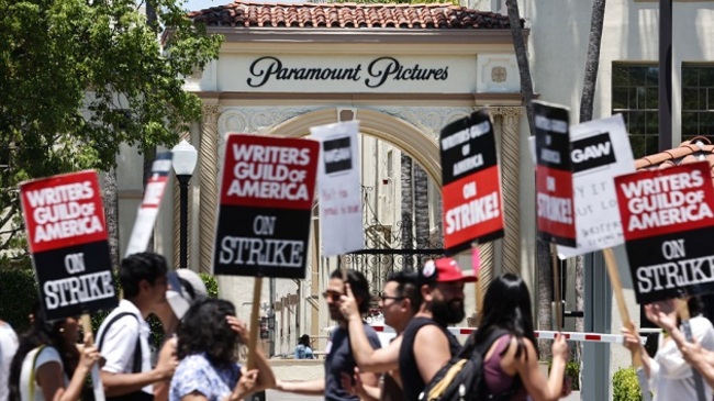SAG-AFTRA strike looms as union and studios meet with federal mediators