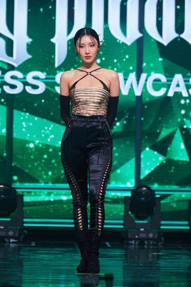 [Feature] Explicit gesture vs. acceptable performance: Hwasa's dance moves ignite debate on freedom of expression