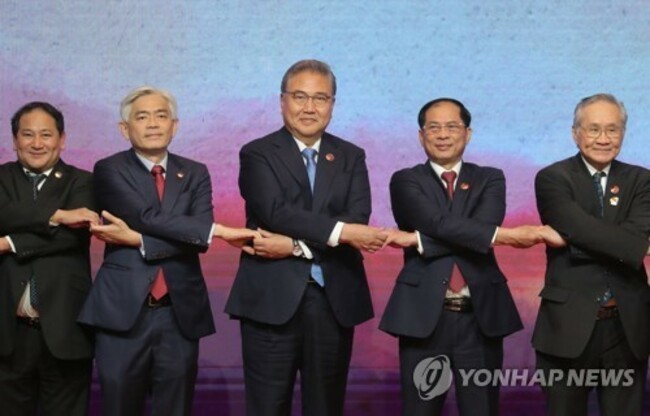 (LEAD) S. Korea pledges to expand partnership with ASEAN, bolster cooperation with Japan, China