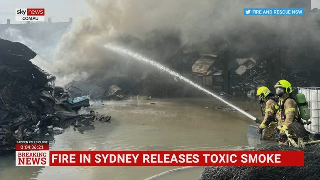 Fire in southwest Sydney creates toxic smoke