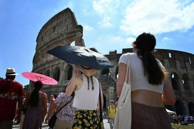Record heatwaves sweep the world, from US to Japan via Europe