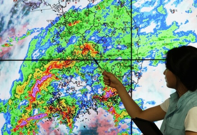 Yoon calls for speedy disaster relief, declaration of special disaster zones