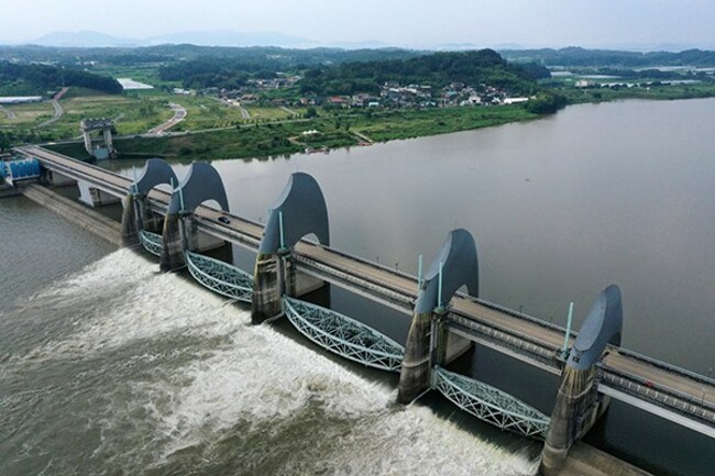 Audit reveals biased review in dismantling weirs on rivers under former gov't