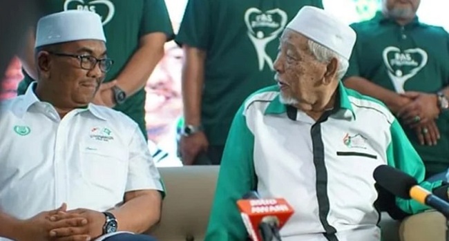 WHAT WEED IS ‘TOTALLY OUT OF TOUCH WITH REALITY' TUAN IBRAHIM SMOKING! – ‘(UMNO MAN) TOLD ME PRIOR TO SANUSI'S ARREST, THEY STILL HAD 50-50 CHANCE TO WIN & DEFEND SELANGOR, BUT AFTER THE ARREST, THEY SEEM TO HAVE LOST ALL HOPE'