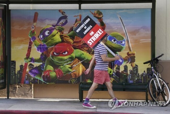 APTOPIX Hollywood Strikes