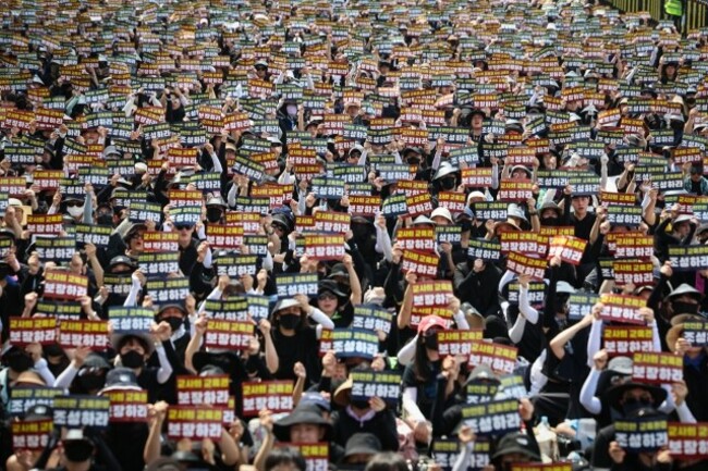 Over 30,000 teachers gather to stop unjust accusations of child abuse