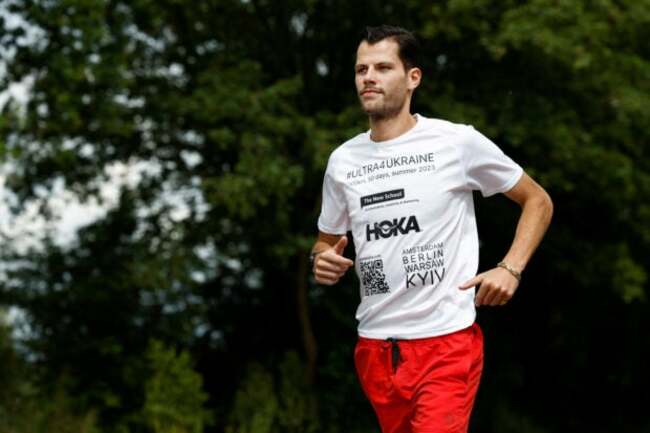 Dutchman running from Amsterdam to Kyiv to buy ambulances for Ukraine