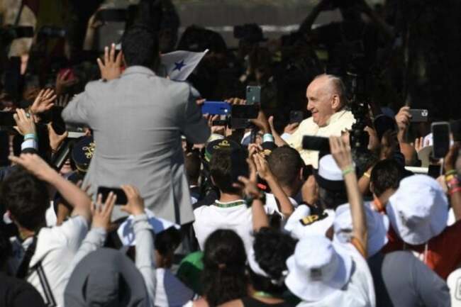 Pope gets rockstar welcome at Lisbon youth jamboree