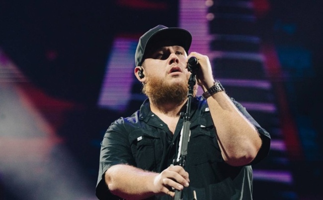 Luke Combs covers Tracy Chapman's Fast Car at his Auckland show