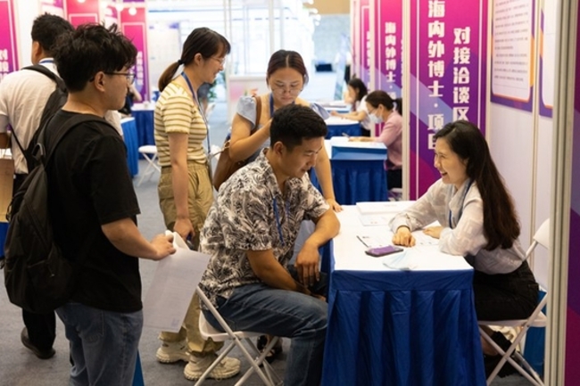 China's Overseas Graduates Return Home to Tough Job Market