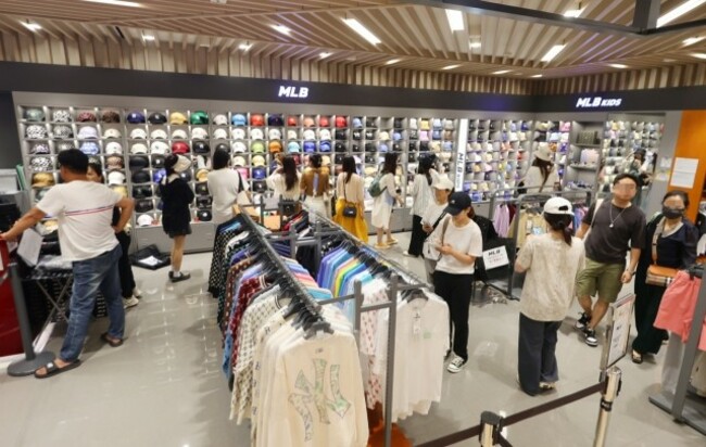 Chinese group tourists lift hopes for Korean fashion, pharma firms
