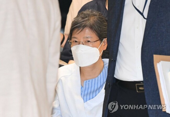 (LEAD) Ex-President Park Geun-hye set free under presidential pardon