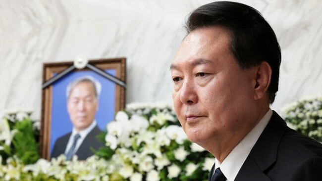 Yoon receives bipartisan condolences after father's death