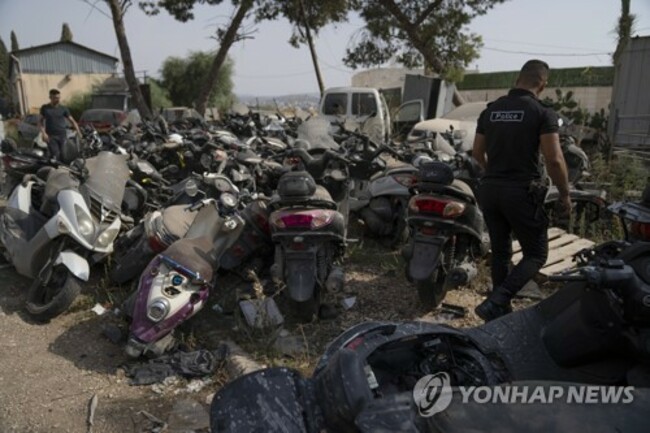 Palestinians Struggling Security Forces