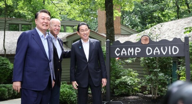 Yoon, Biden, Kishida kick off trilateral summit at Camp David