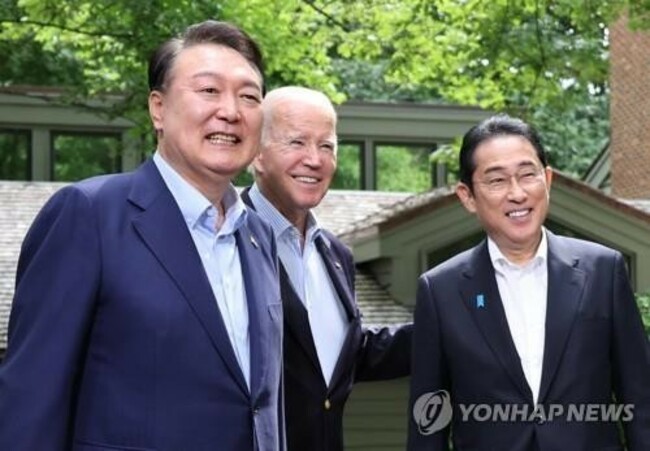 (LEAD) Yoon, Biden, Kishida hold summit at Camp David