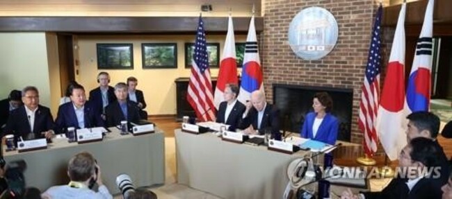 (2nd LD) Yoon, Biden, Kishida commit to consult in event of common threat