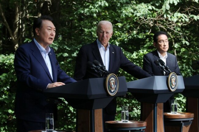 Korea, Japan, U.S. commit to immediate consultations on common threats at trilateral summit