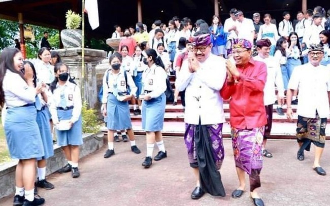 BALI'S GOVERNOR ASKS STUDENTS TO STOP WATCHING UPIN & IPIN