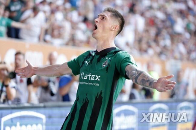 (SP)GERMANY-AUGSBURG-FOOTBALL-BUNDESLIGA-AUGSBURG VS MOENCHENGLADBACH