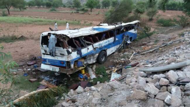 18 burn to death in Pakistan bus crash