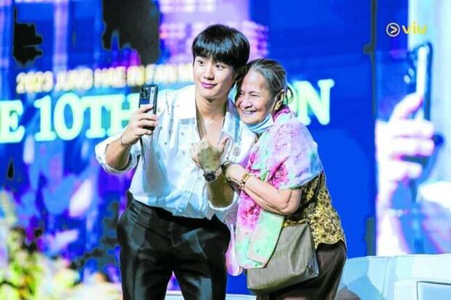 With warm hugs and sweet songs, Jung Hae-in puts PH ‘Haeiness' on a high