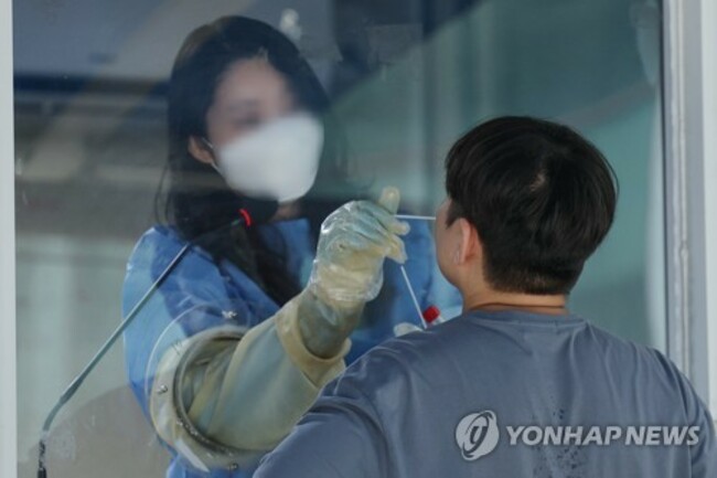 (LEAD) S. Korea's COVID-19 cases drop for 1st time in 2 months