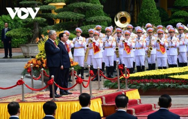 President hosts official welcome ceremony for Kazakh counterpart