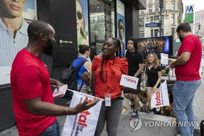 Total by Verizon Surprise and Delights NYC Commuters