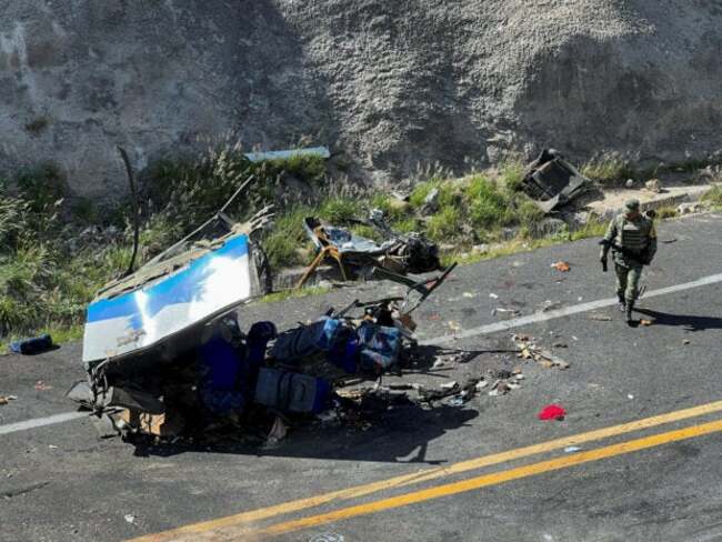 Sixteen people die after bus crashes with trailer in central Mexico