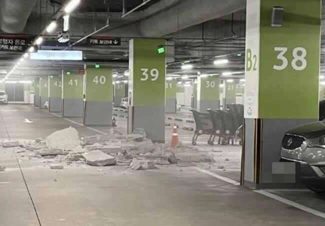 Supermarket parking lot roof partially collapses in Songdo