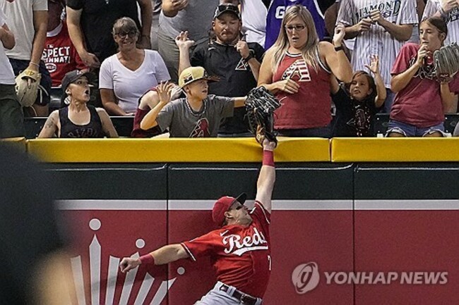 CORRECTION Reds Diamondbacks Baseball