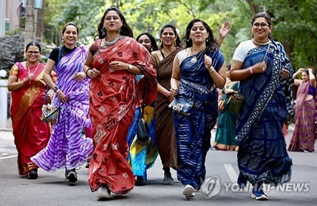 epaselect INDIA WOMEN SAREE RUN