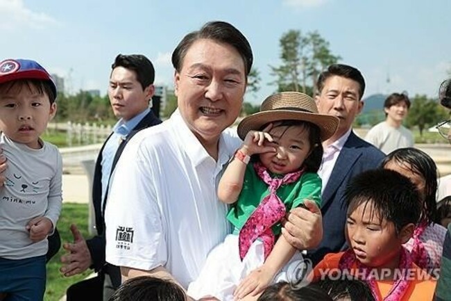 Yoon's approval inches up to 37.6 pct