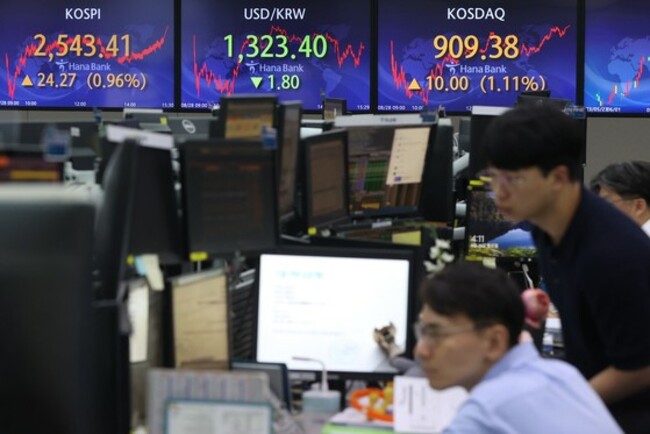 Stocks close nearly 1 percent higher, tracking U.S. gains