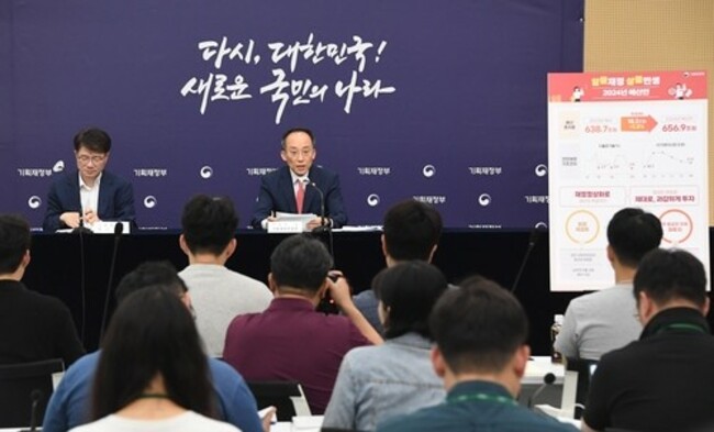 (News Focus) Gov't to seek tighter budget, prioritize fiscal soundness