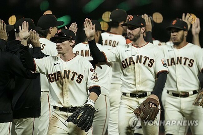 Reds Giants Baseball