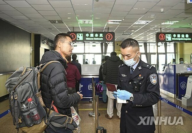 CHINA-XINJIANG-KUNJIRAP PASS-INBOUND AND OUTBOUND PERSONNEL (CN)